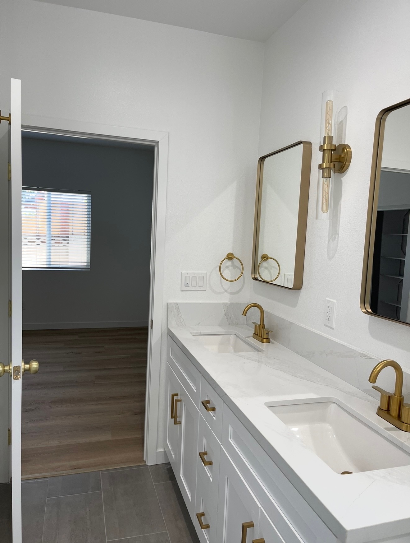 Bathroom mirror and wall lighting from the Campos Contractors gallery